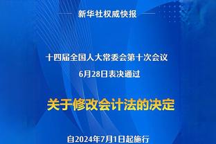 库里赛后与德约场边合影 各自在球衣和球拍上签名并互换